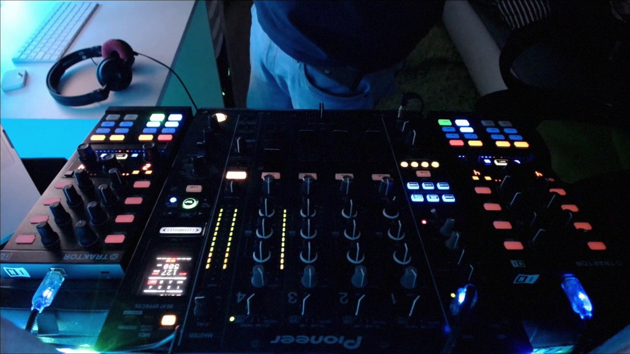 Tom Tronic - BEAT ROOM - Techno Set December 2016 -Tracklist-