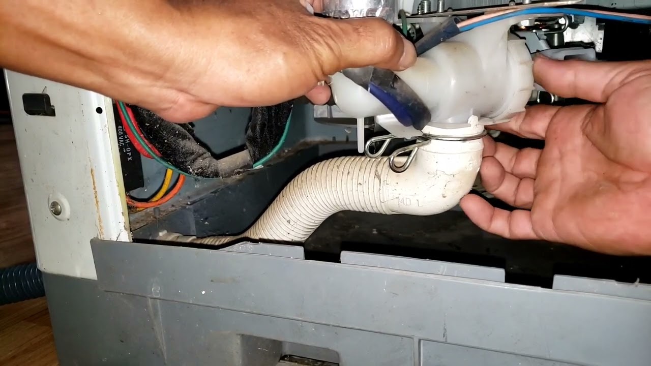 Máy giặt bị chảy nước trong khi giặt xả và báo lỗi nước chảy mãi không giặt