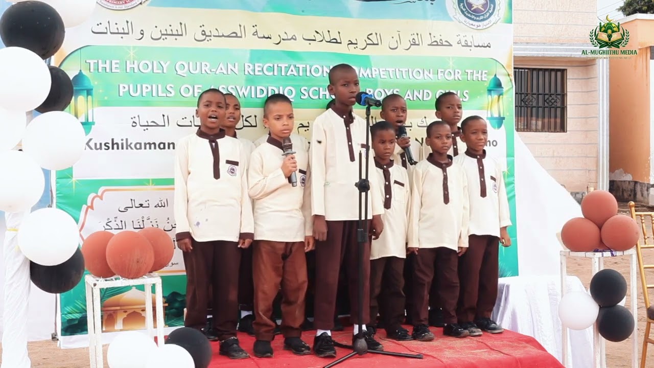 Vijana wa Shule ya Asswiddiqi. Wakitumbuiza kwa kuitangaza Qur'ani kuwa ni mwanga wa Maisha