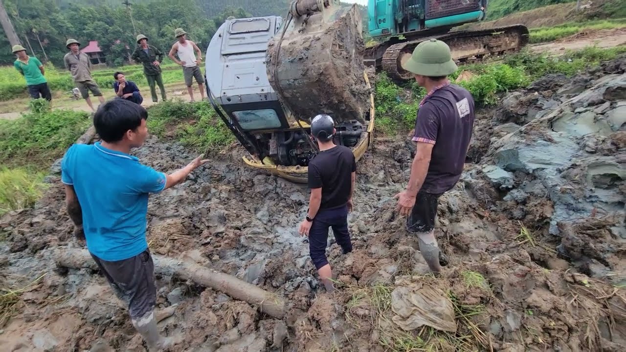 Unbelievable Excavator Rescue! Stuck in Deep Mud Again &ndash; Heavy Equipment Recovery Continues