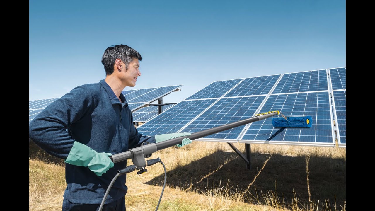 Zonnepanelen reinigen of gevels, houten vlonders met Karcher aandrijving walsborstel 500. Doornenbal