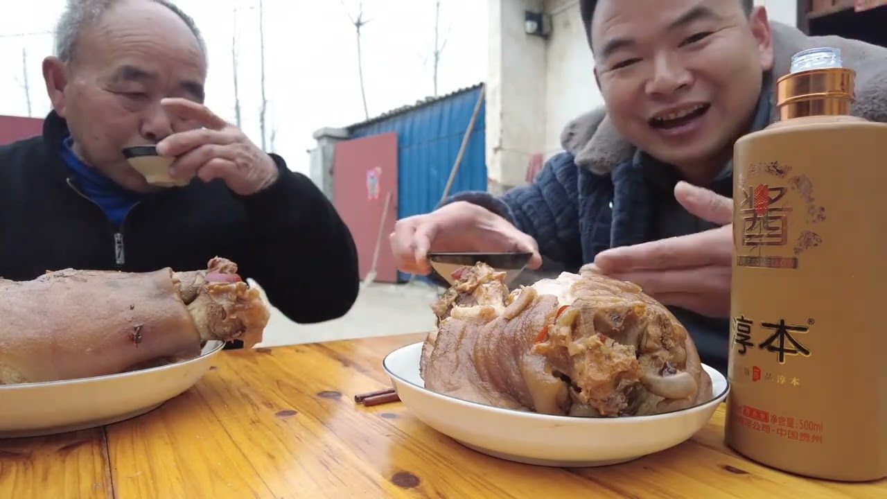 用大铁锅焖两个猪肘子，父子俩一人一个，配一瓶好酒真过瘾！