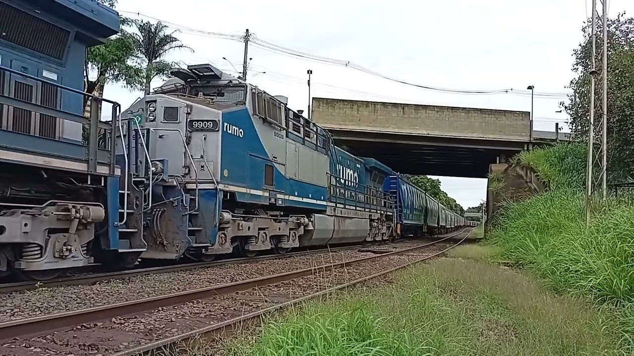 Cruzamento com graneleiro  metade carregado de fertilizante e metade vazio e um tanqueiro 