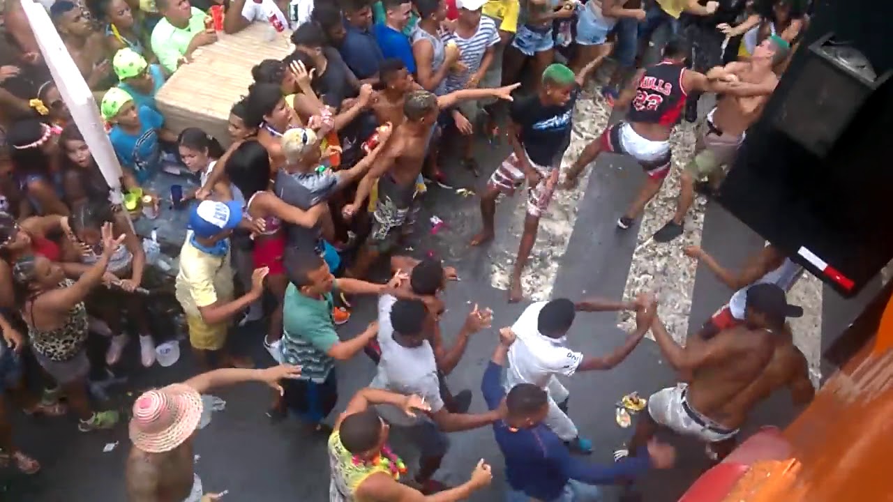 BRIGA NO CARNAVAL 2018 NO BLOCO  GALO DA MADRUGADA