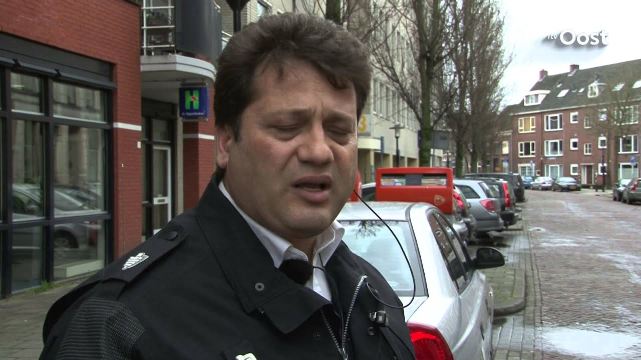 WOENSDAG 1700 Toezichthouders Deventer blij met handboeien en steekwerend vest