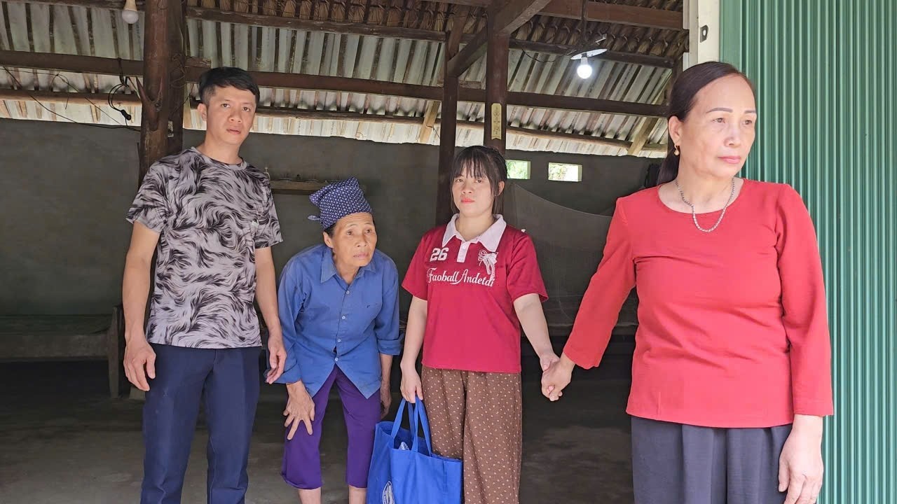 &ldquo;Ly left Nhuong's house to go with her mother, while Nhuong's mother sadly saw her off.&rdquo;