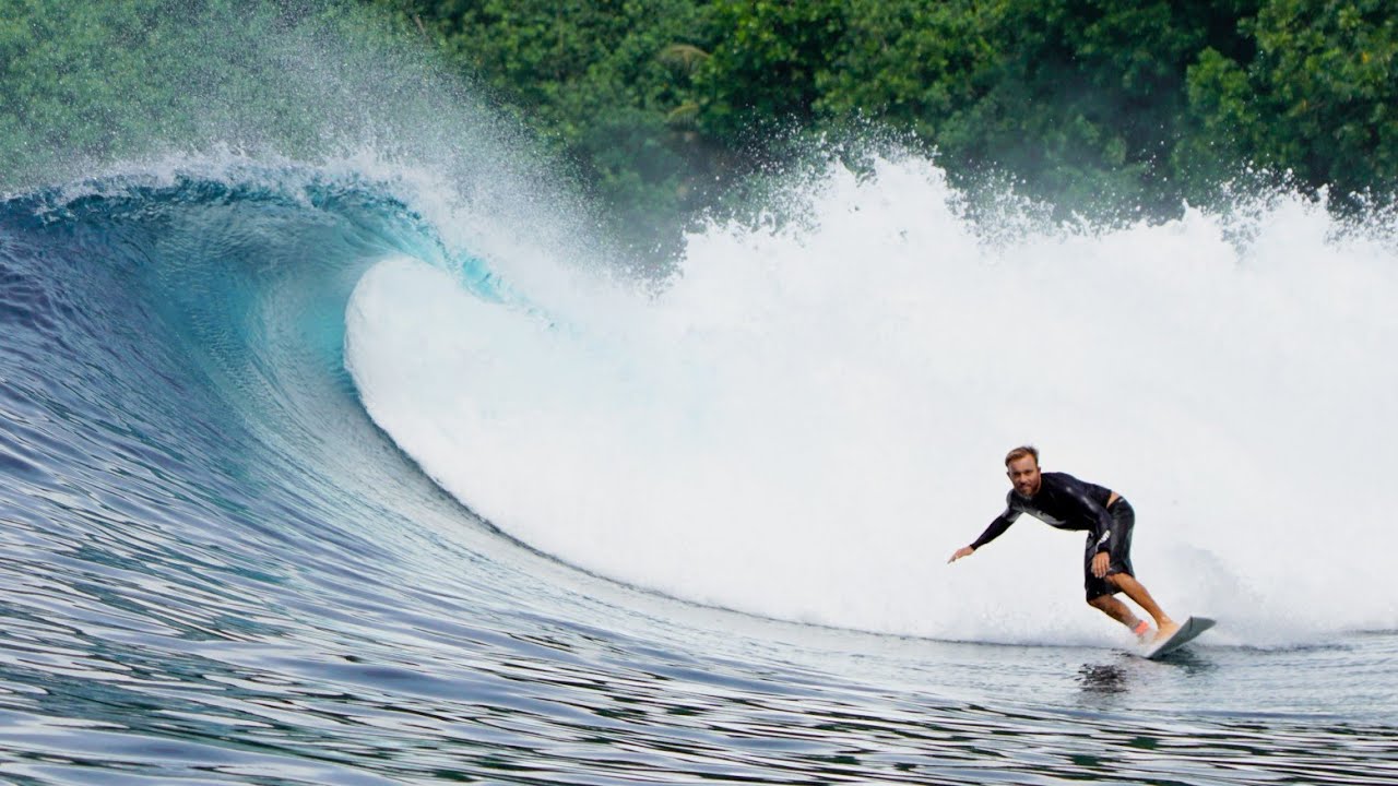 Surfing in Simeulue  Island  : All day swell