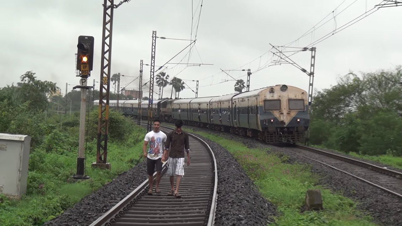 OLDEST DIESEL LOCOMOTIVE OF INDIA (WDM-2) TOP NOTCHING SOUNDS AT CURVATIOUS KOPAR STATION IN MUMBAI