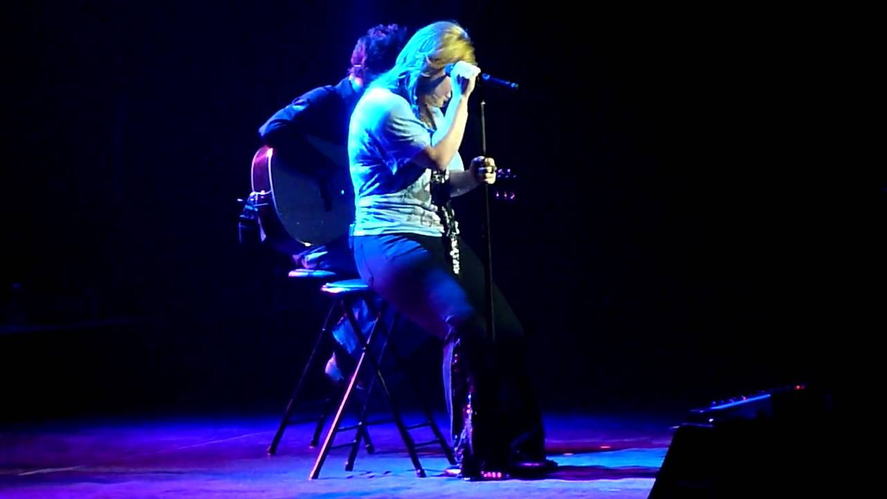 Kelly Clarkson LIVE - Tonight I Wanna Cry.MOV