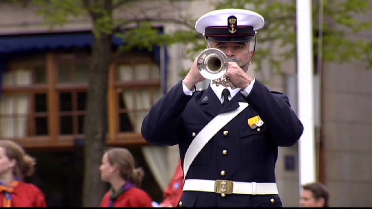 NOS Nationale Dodenherdenking(2009): kranslegging, 2 minuten stilte, 4 mei gedicht
