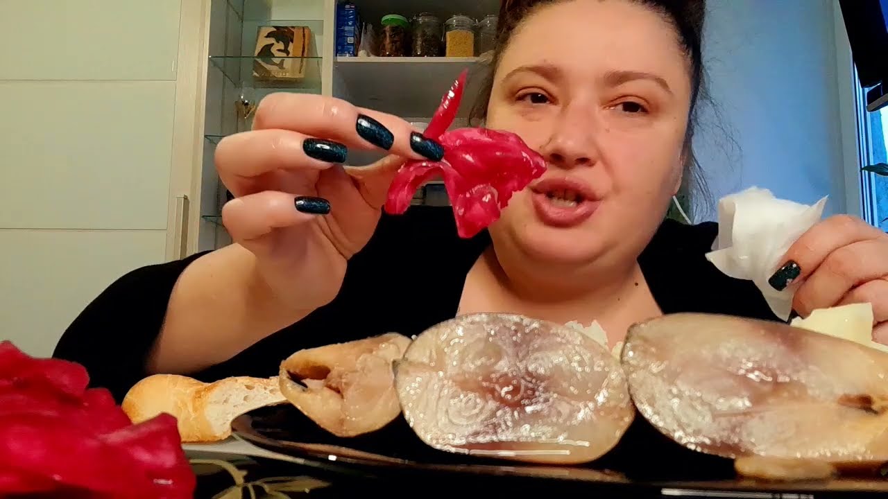 Мукбанг 🤪 😜 Скумбрия 😉Картофан 😇Капуста по грузински 🙃🙂😘😜