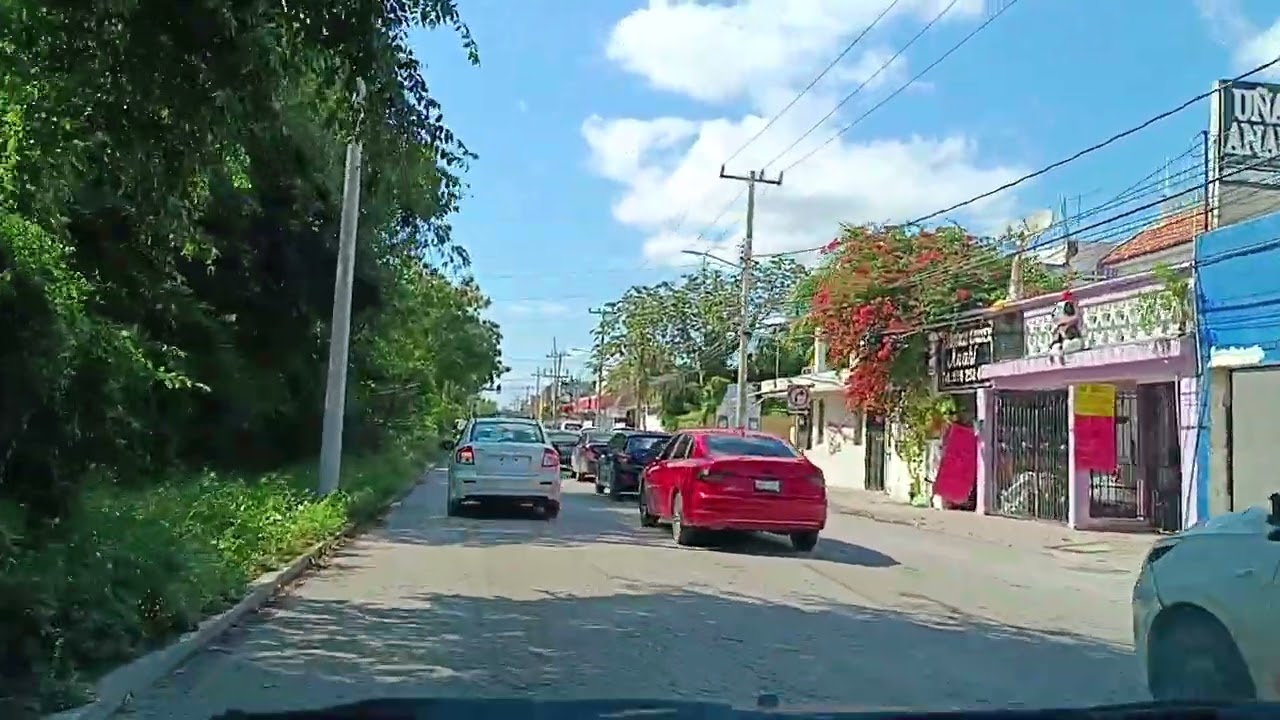 Recorrido por calles destruidas en Cancún México 