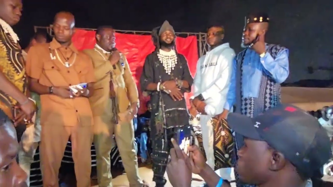Arrivé de Kolotugumassa a la concert de edji one enfants de pays dogon A Abidjan