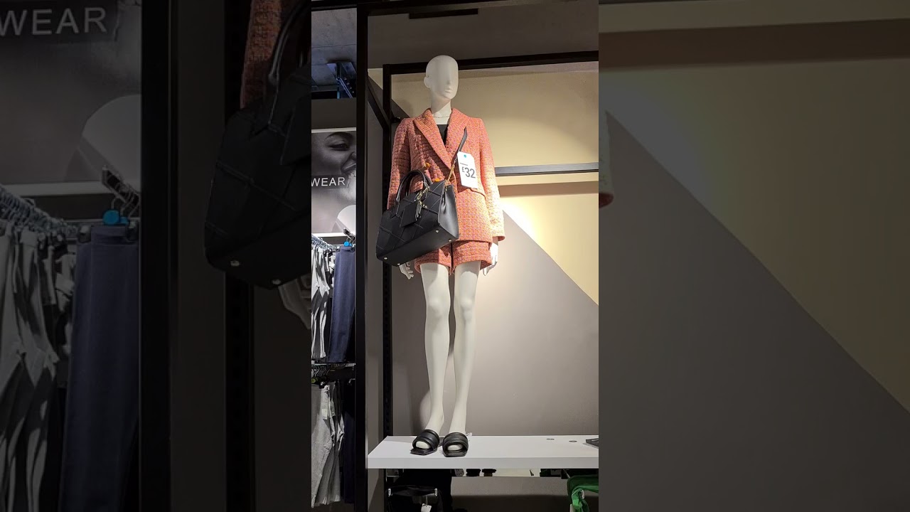 Tend&ecirc;ncia de moda Em Londres inverno 2023 🇬🇧 #comprinhas #moda #youtubeshorts #primark