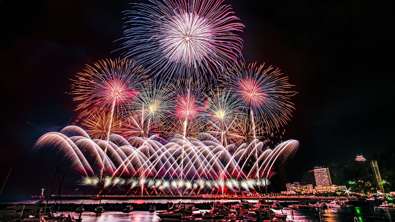 熱海海上花火大会 2020年12月13日 - Atami Fireworks Display on 12.13.2020 - (shot on Fuji X-T3)