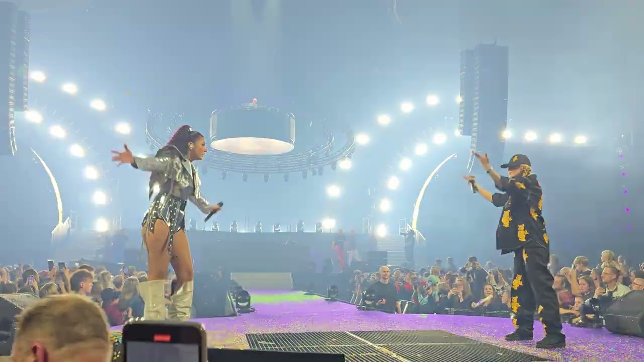 Paul Elstak 30 Years Rainbow in the Sky GelreDome Arnhem 16 november 2025 14:46 Opening familieshow