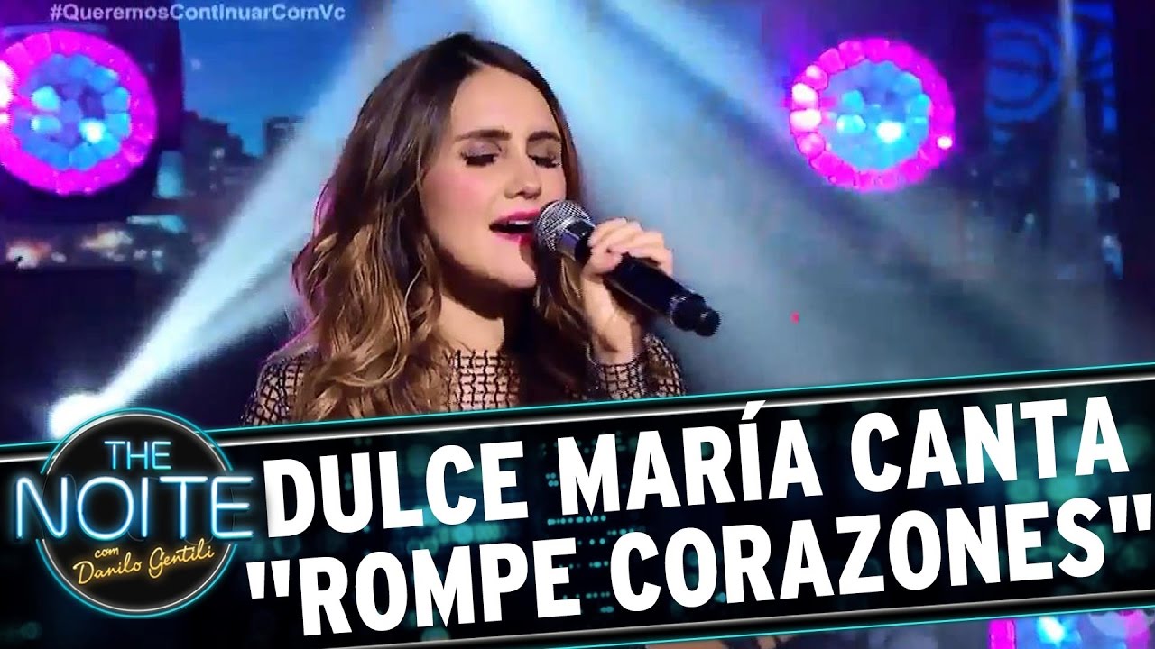 Dulce María canta 