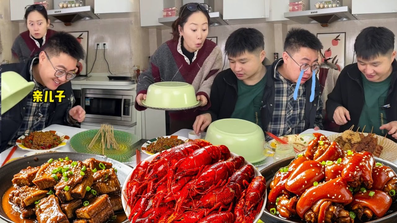 蠢哥哥故意放竹签骗弟弟有烧烤，妈妈看不下去换成了真的，哥哥最后被气坏了