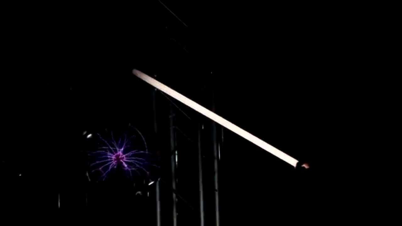 Experimento Esfera (bola) de plasma enciende fluorescente con solo acercarlo | AUDIOVISOR