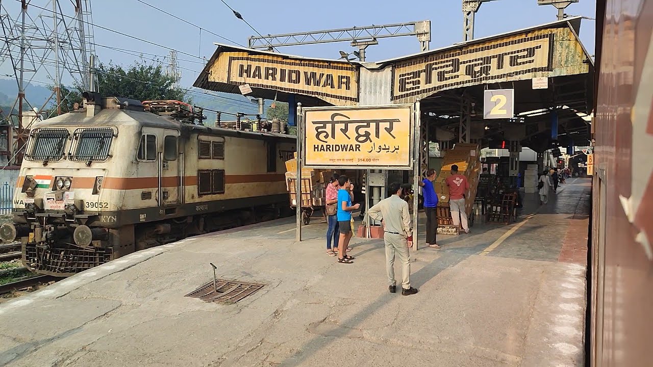 देव भूमि हरिद्वार शहर से निकलकर हरिद्वार स्टेशन पहुंचती हुई योगा एक्सप्रेस।