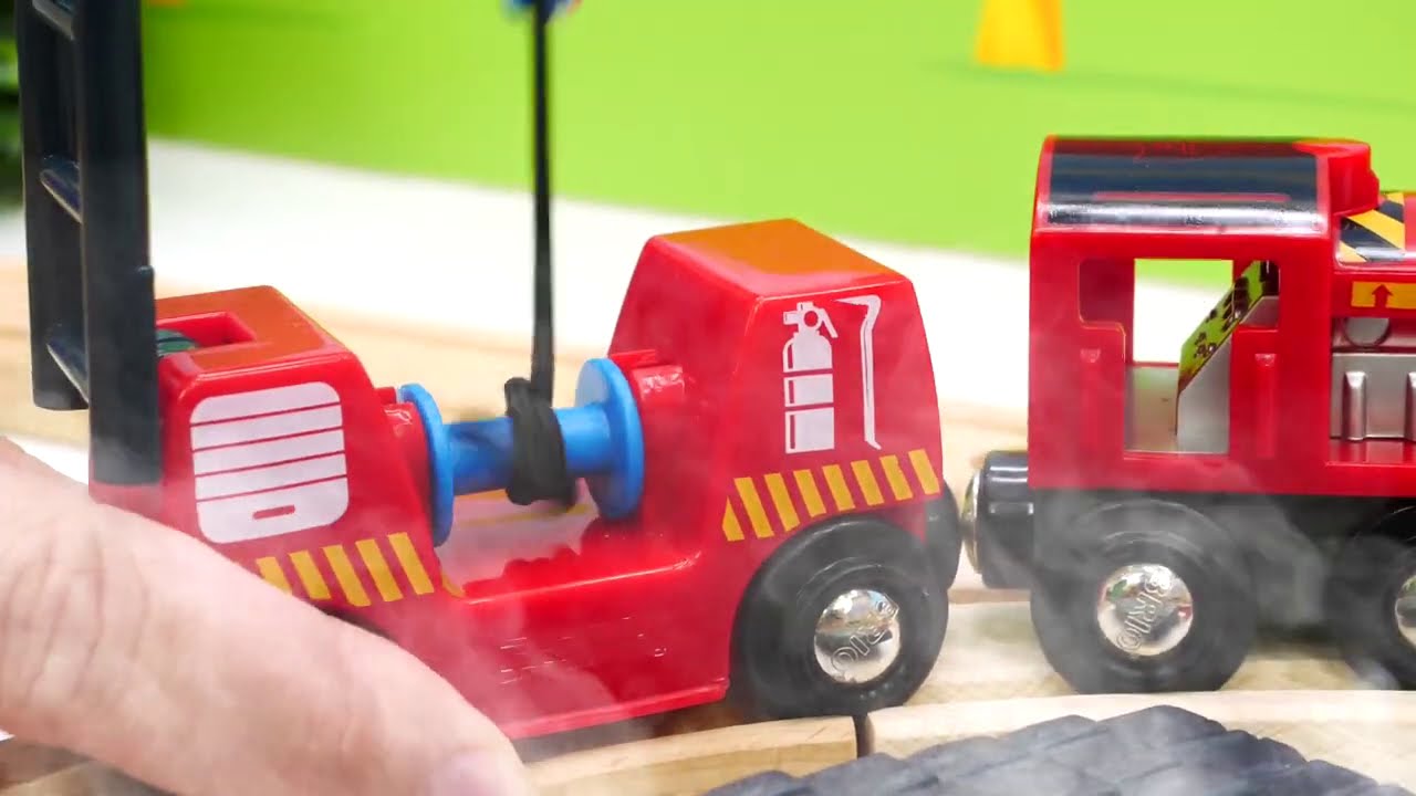 Brio-lelut & lasten junat. Auttaja-autot sammuttavat tulipalon! Puujunat ja junarata.