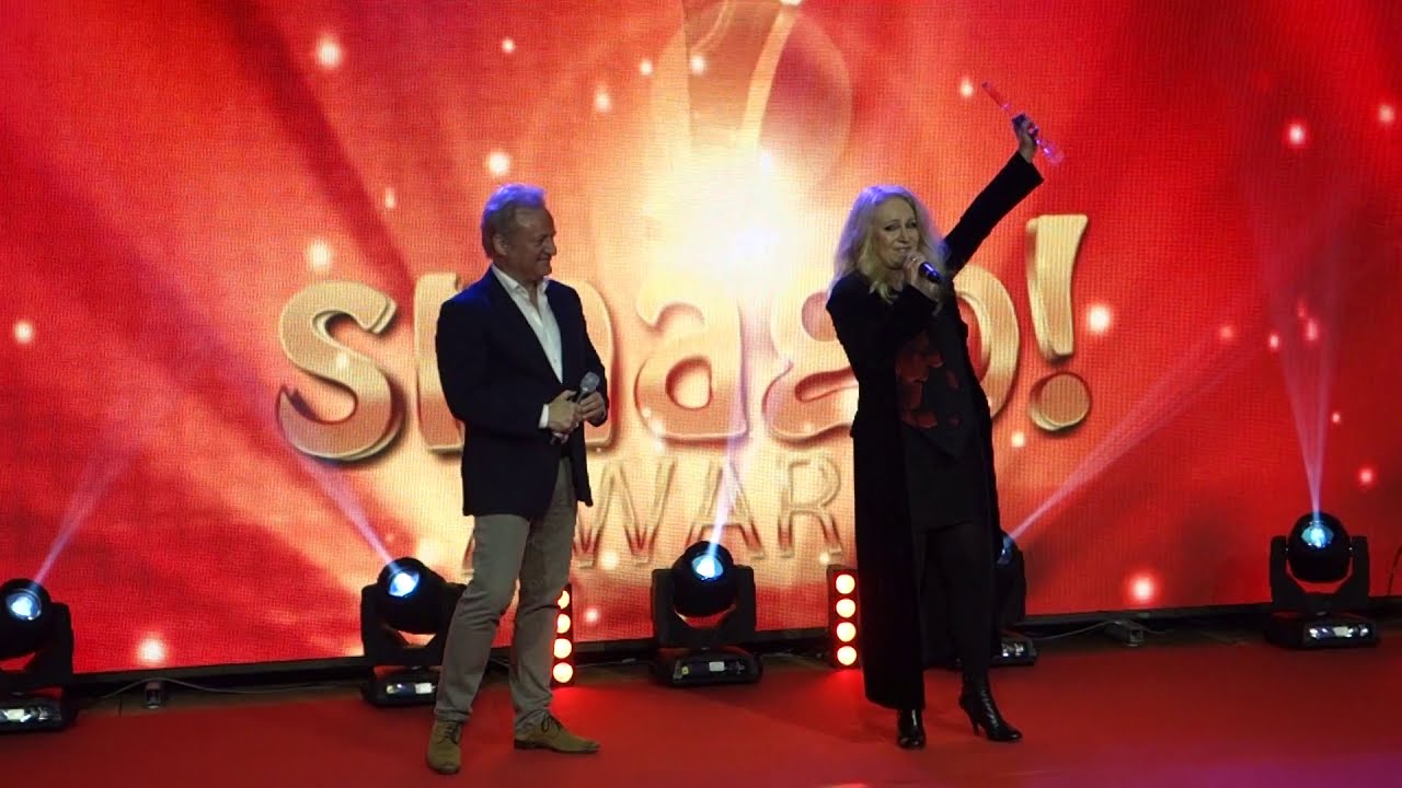 Uwe H&uuml;bner &uuml;berreicht Nicole den Smago Award.50 Jahre ZDF Hitparade.