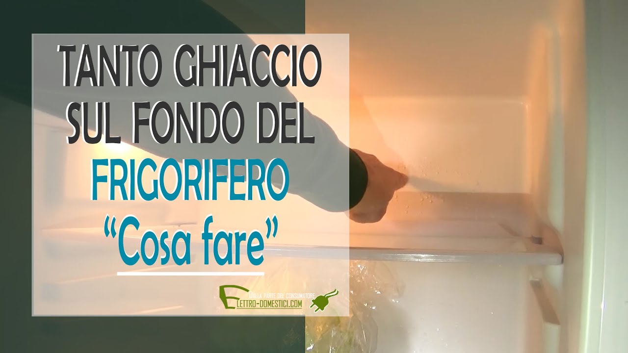 Parete di fondo del frigorifero gocciola e c'è ghiaccio.