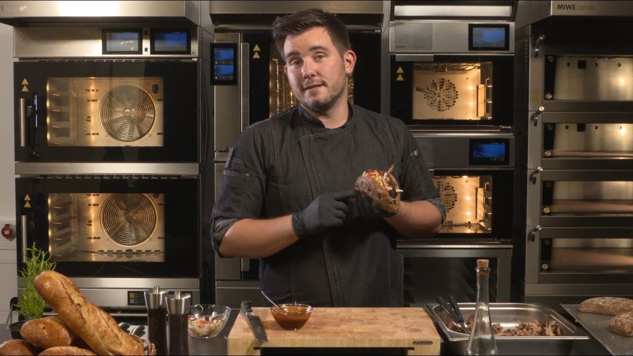 Zart-knuspriges Pulled Pork in traditionellen Sauerteigbrötchen – beides aus dem MIWE cube:steam