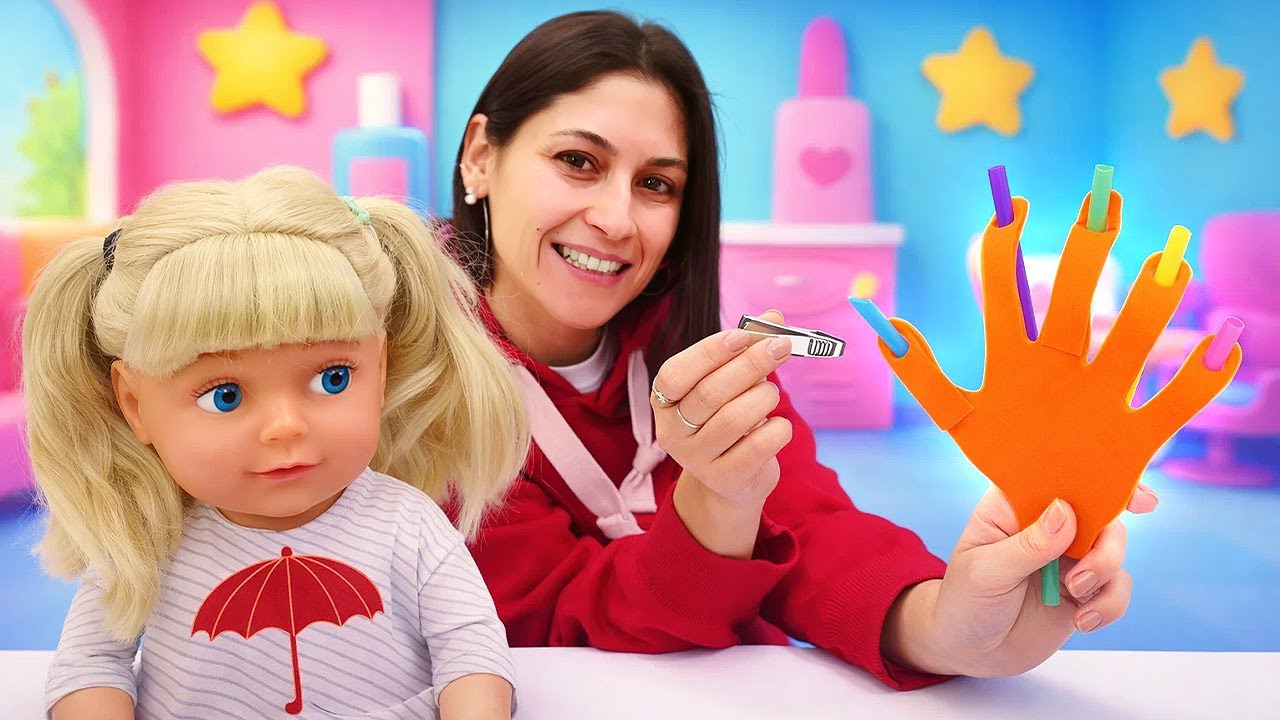 Ayşe ve Gül'ün Eğlenceli Etkinliği: Tırnak kesme oyunu oynuyorlar! Çocuklar için.