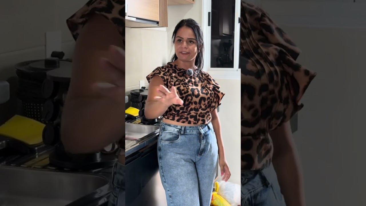 Ele pega sua filha na rua porque sua mulher mandou ela ir embora pra casa dela.