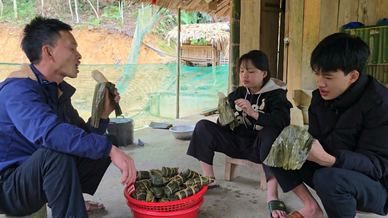 Quang Lanh father is sitting and eating Tet cakes - Doing housework, cleaning the house thoroughly