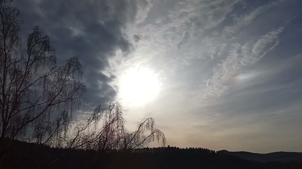 Mittagssonne mit Nebensonne und Wolkenauflösung heute mittag über Meschede am 17.1.2026.🌤️