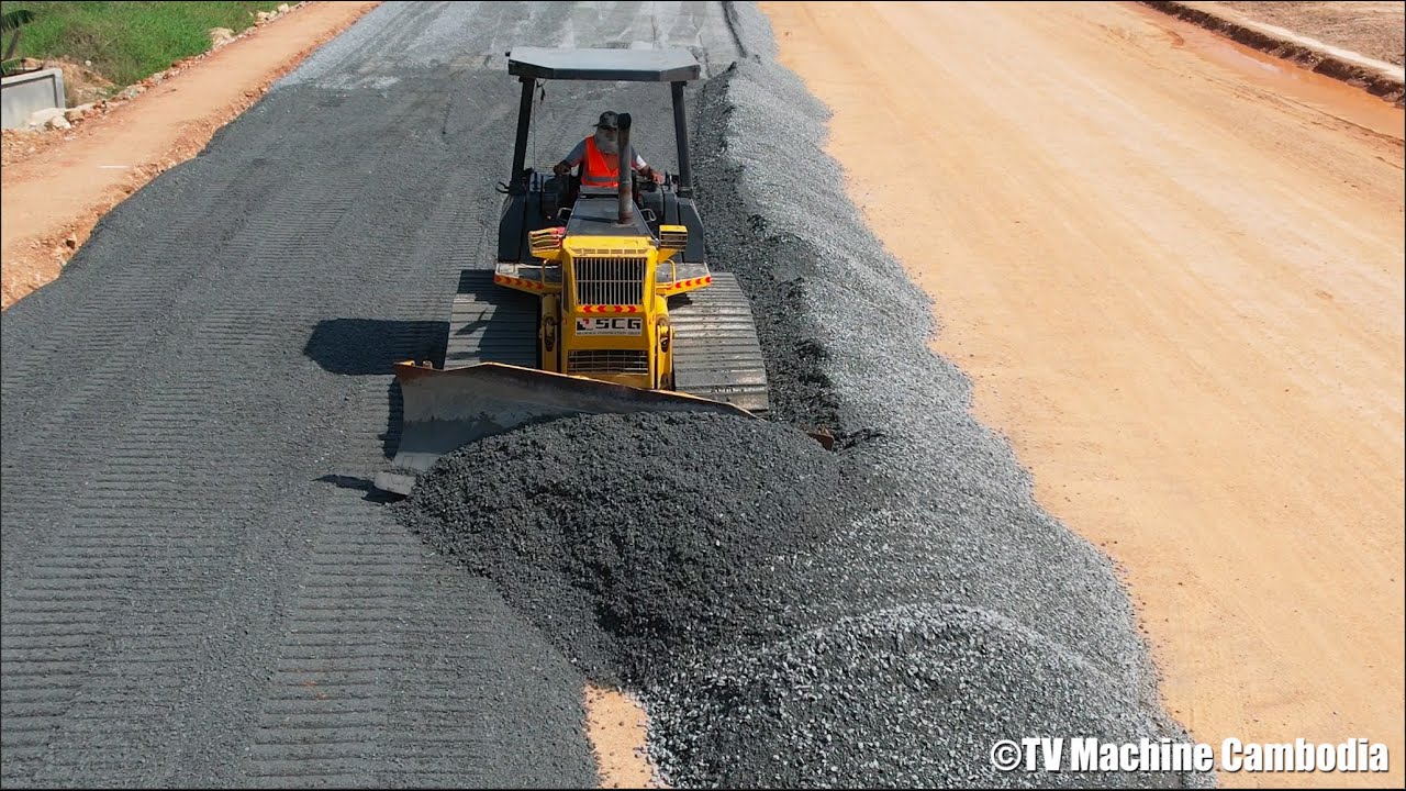 Extreme Equipment Dozer Spreading Gravel Building Big Road សកម្មភាពក្រាលថ្មមិចធ្វើផ្លូវ