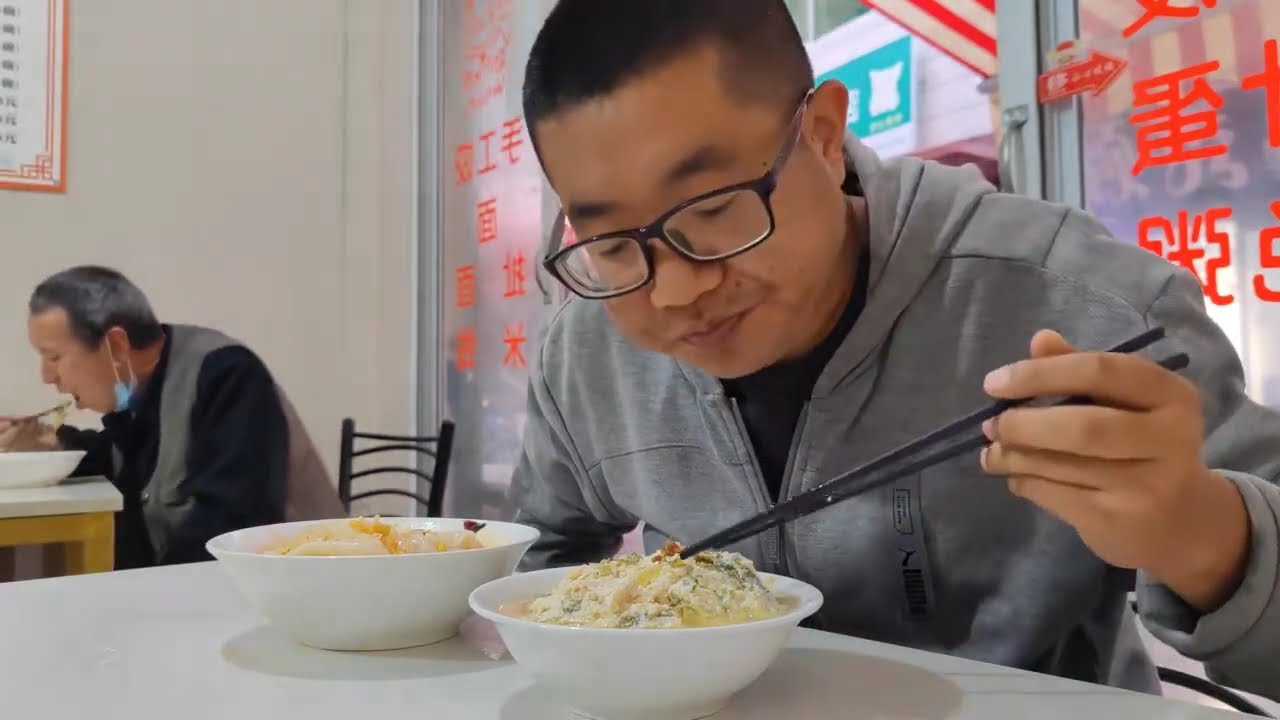 雨中逛早市吃陕南特色菜豆腐热米皮，中午吃锅巴饭，陕南之行结束#市井生活 #人间烟火 #特色小吃 #旅游 #巷子里的美食 #安康美食 #集市 #地方特色美食 #美食推荐