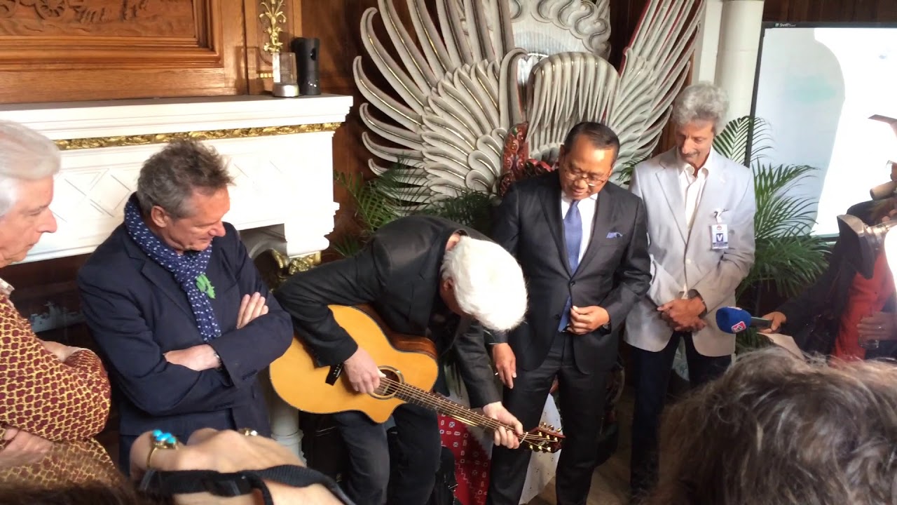 George Kooymans haalt voor het eerst zijn nieuwe Homestead Gitaar uit de koffer. 🎸Homestead Guitars