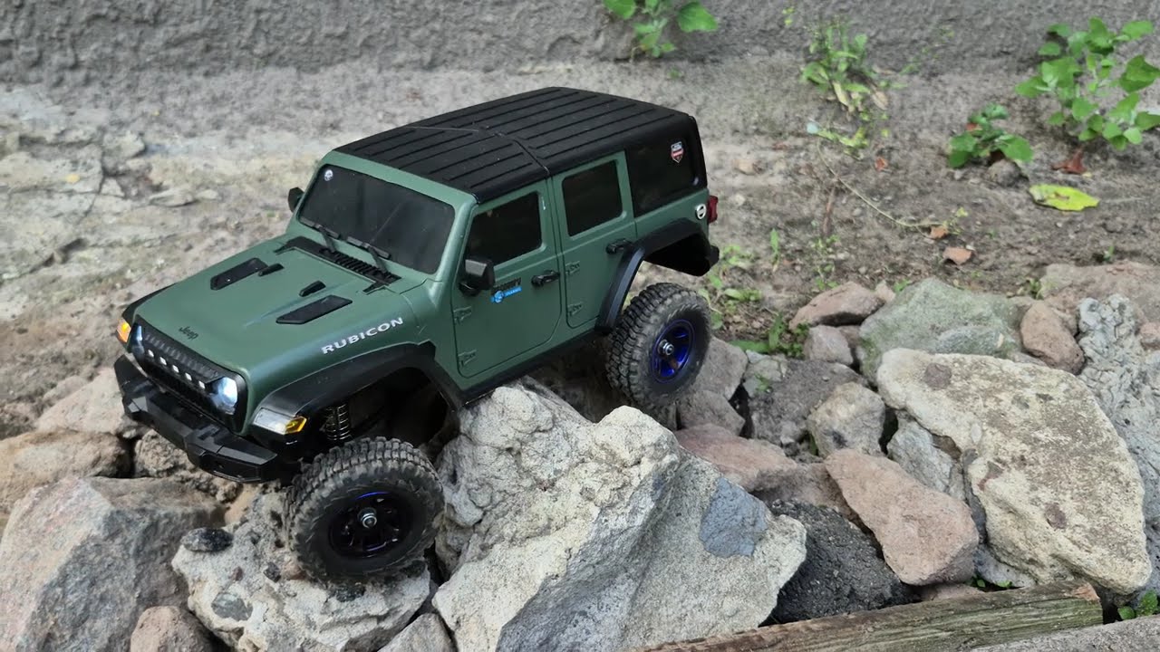 C8801 Rubicon - backyard track (forward)