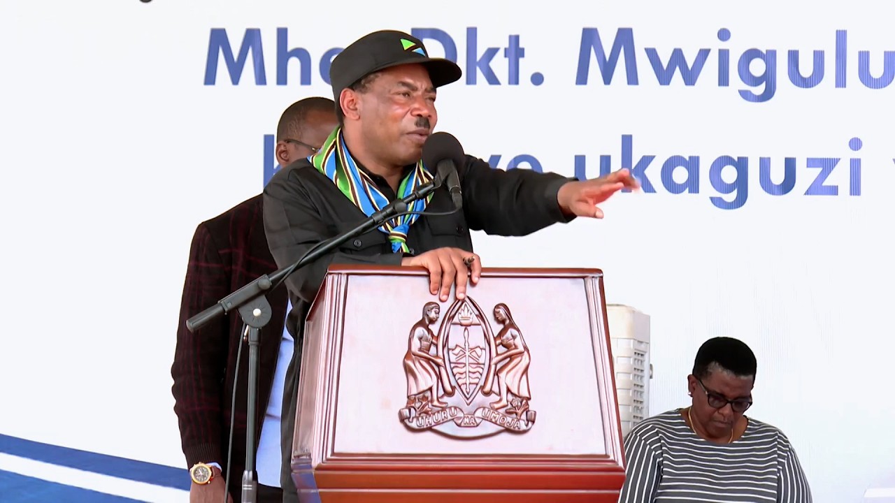 WAZIRI MKUU ALIVYOMBANA MKUU WA WILAYA NA MKURUGENZI, 
