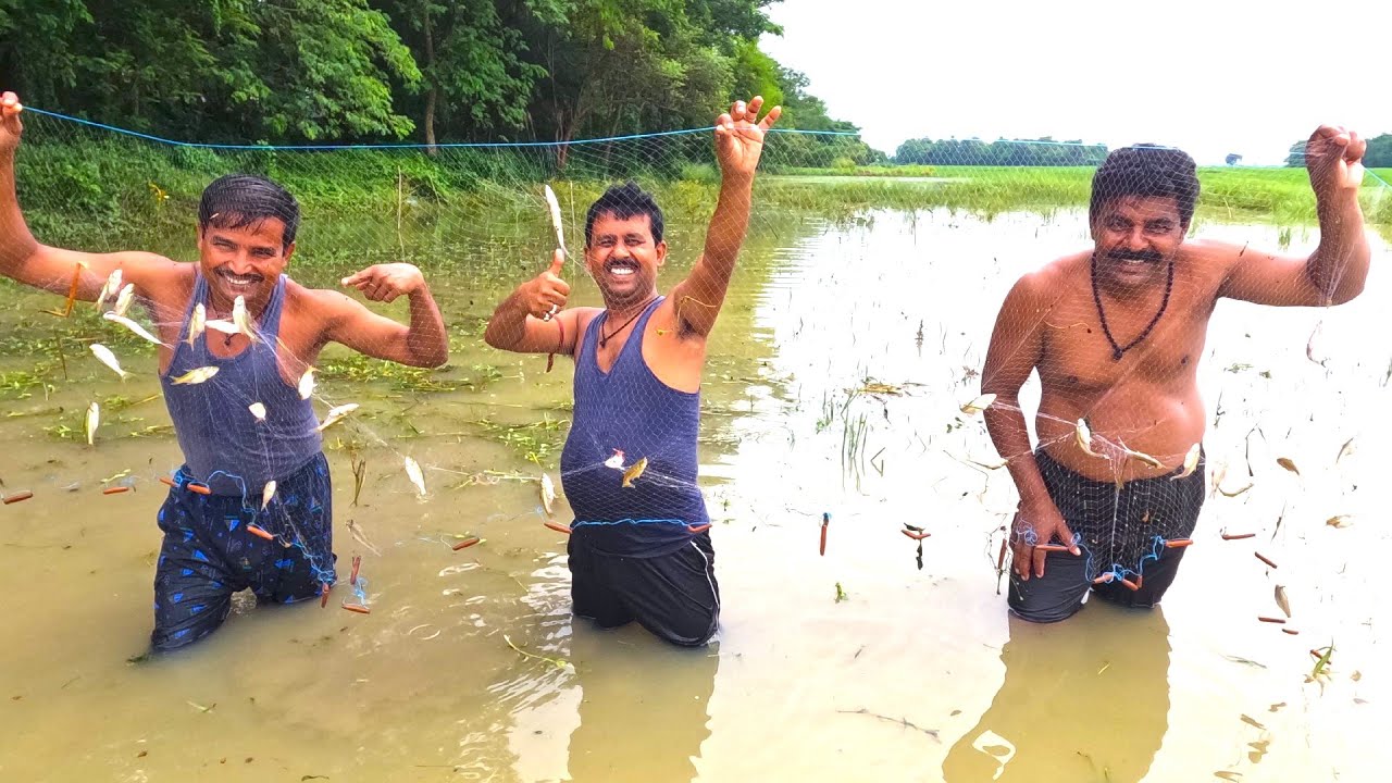 বর্ষা কালের বন্যায় মাছ ধরা সাথে বৃষ্টিতে আনন্দ করা | Village style fishing in rainy day vlog