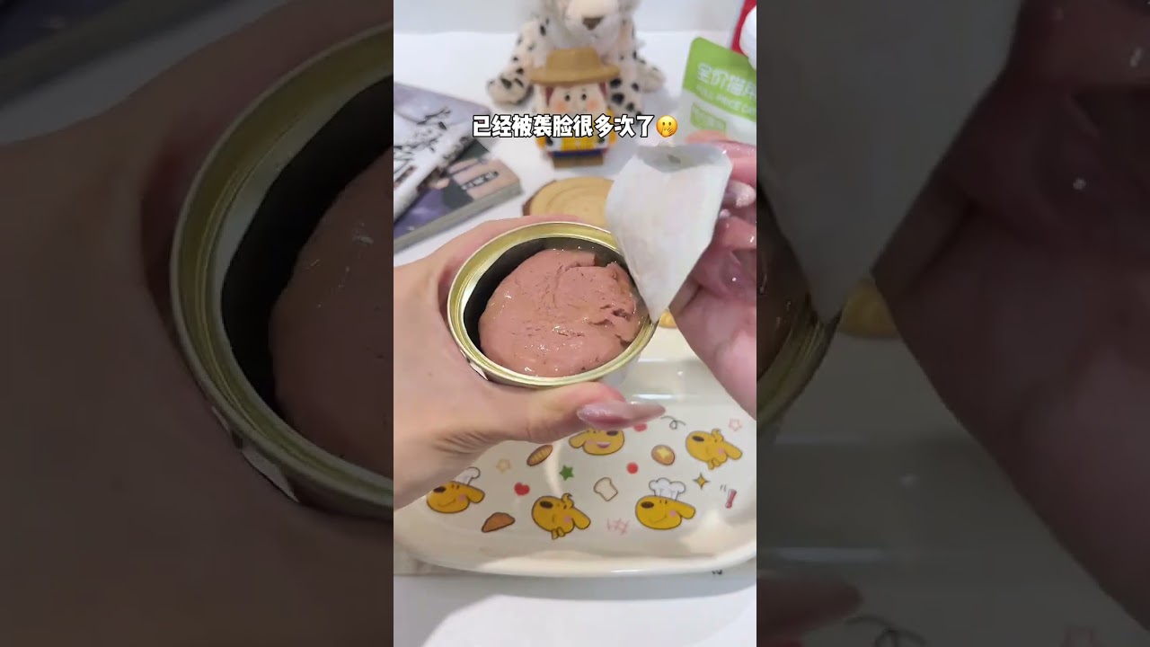 The kitten Michelin eats a meal of pink and hot #The cat is cheating for water.#Immers