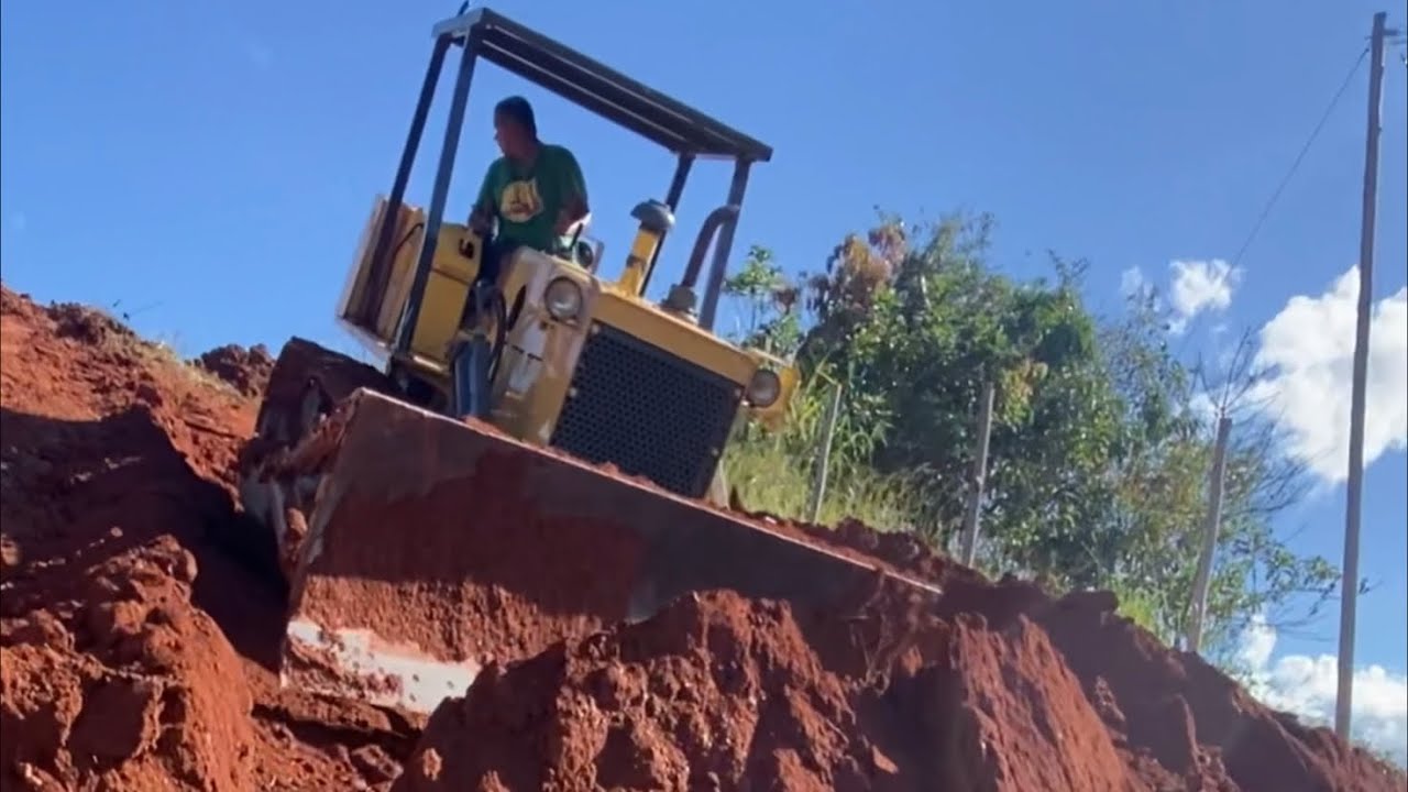 Trator de Esteira Tapando Erosão em Morro - New Holland