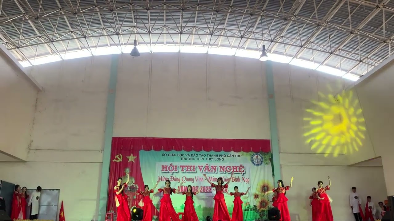 Tiết mục múa lớp 11A10 trong Hội thi văn nghệ Mừng Đảng mừng Xuân Bính Ngọ 2026