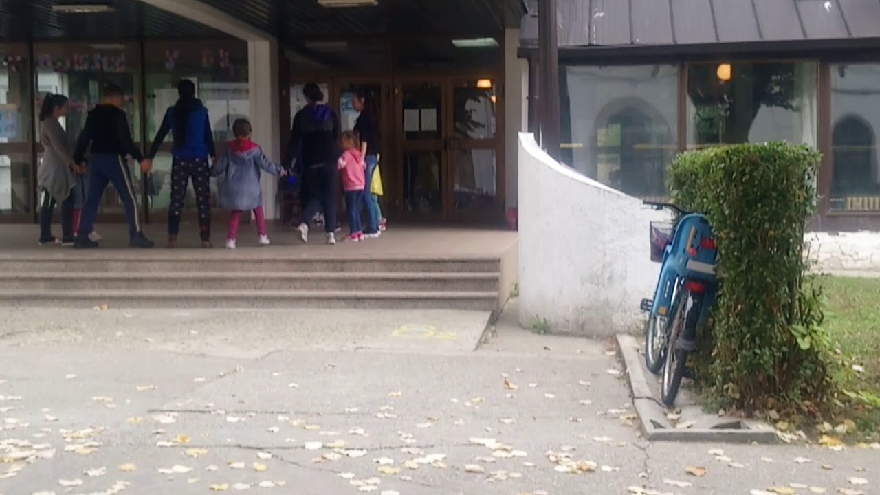 Dušica Mrđenović vežba kolo sa đacima. Prigrevica.