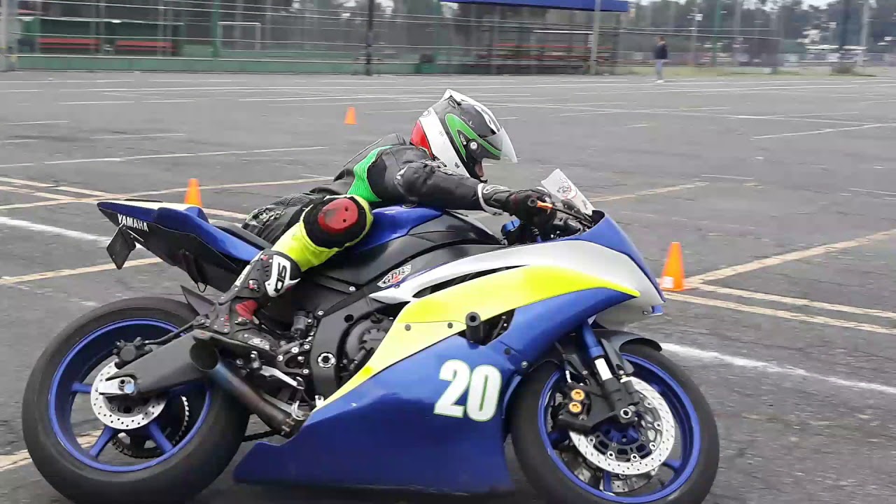 Marco Valencia Haciendo Ochos en Moto
