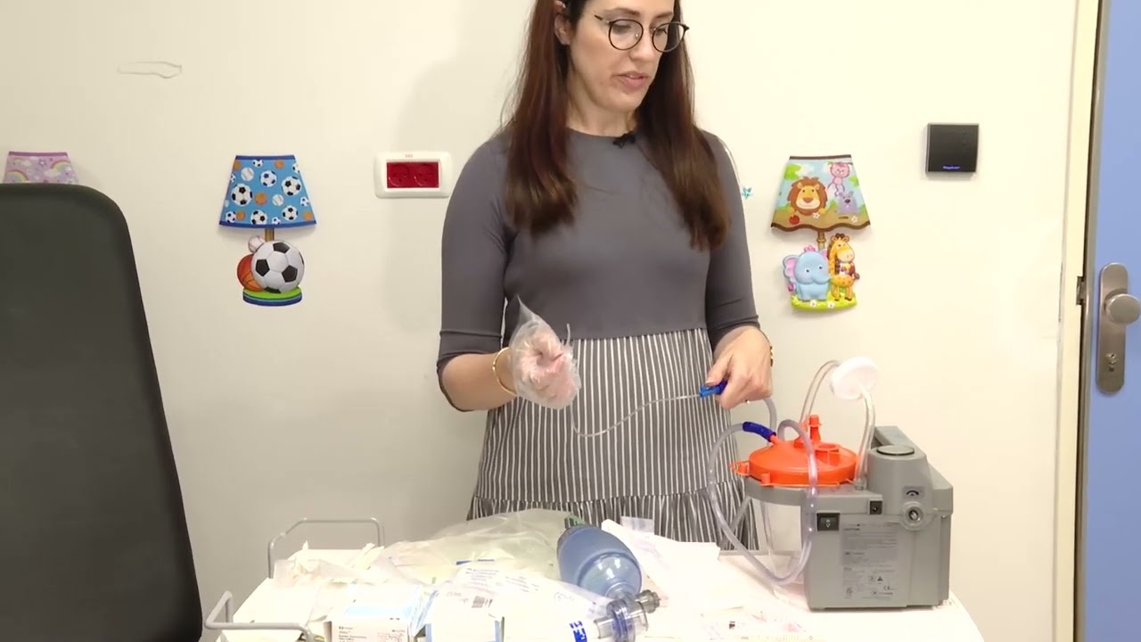 ביצוע סקשיין לילדה עם טרכאוסטום על ידי אמה