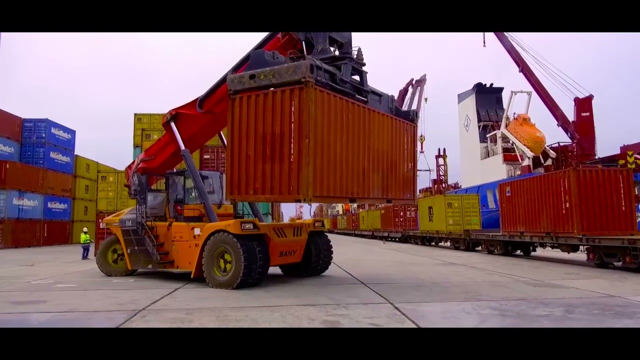 PORTO DO NAMIBE - 70 ANOS A SERVIR ANGOLA E O MUNDO