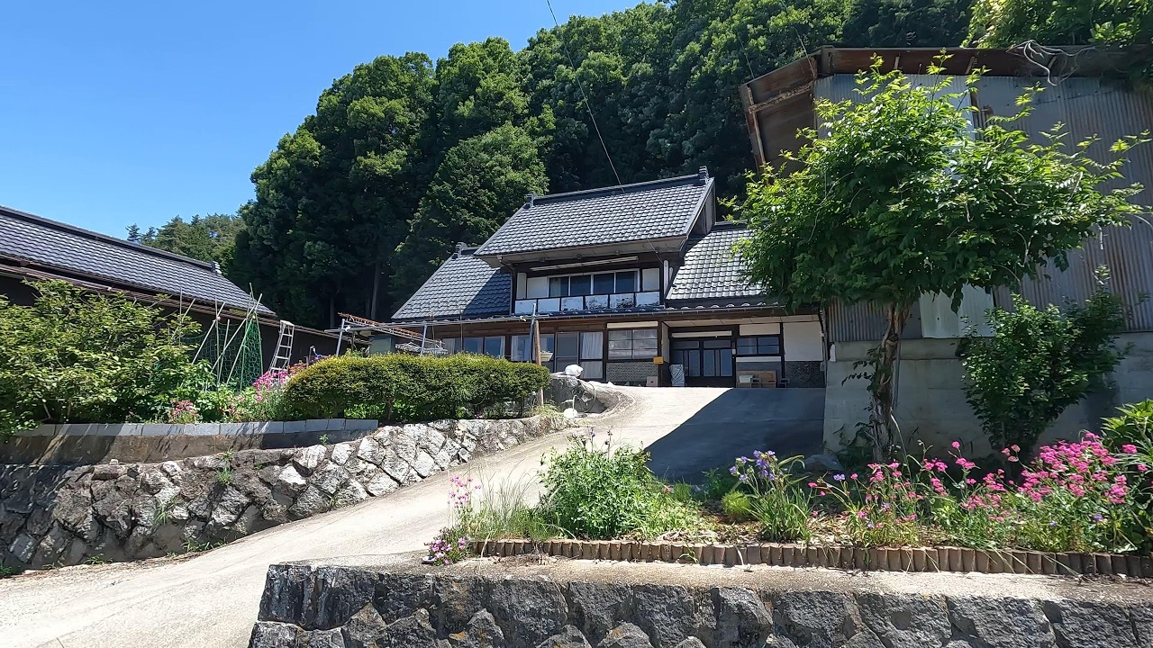 【山梨県甲州市】地域限定の個性的な古民家が数多く残る街道沿い巡り