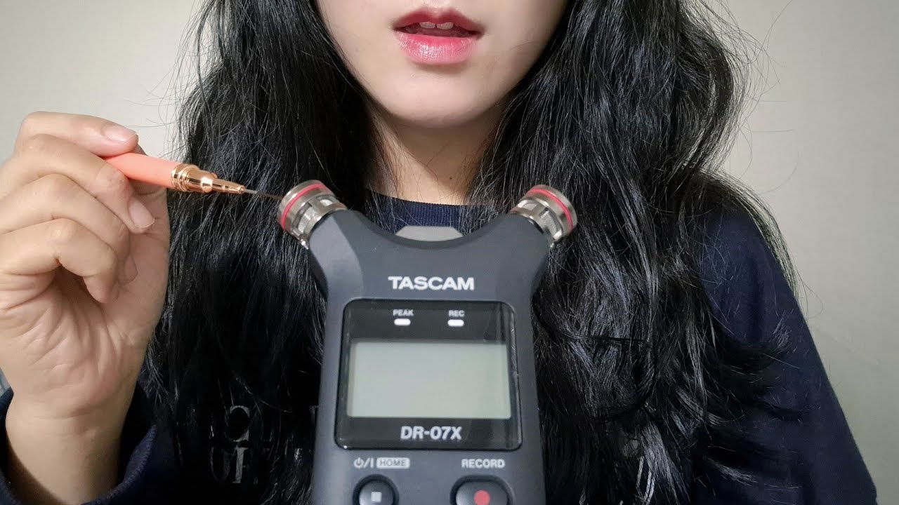 [ASMR]  얇은 네일 브러쉬로 간질간질 귀 청소해드려요🦻