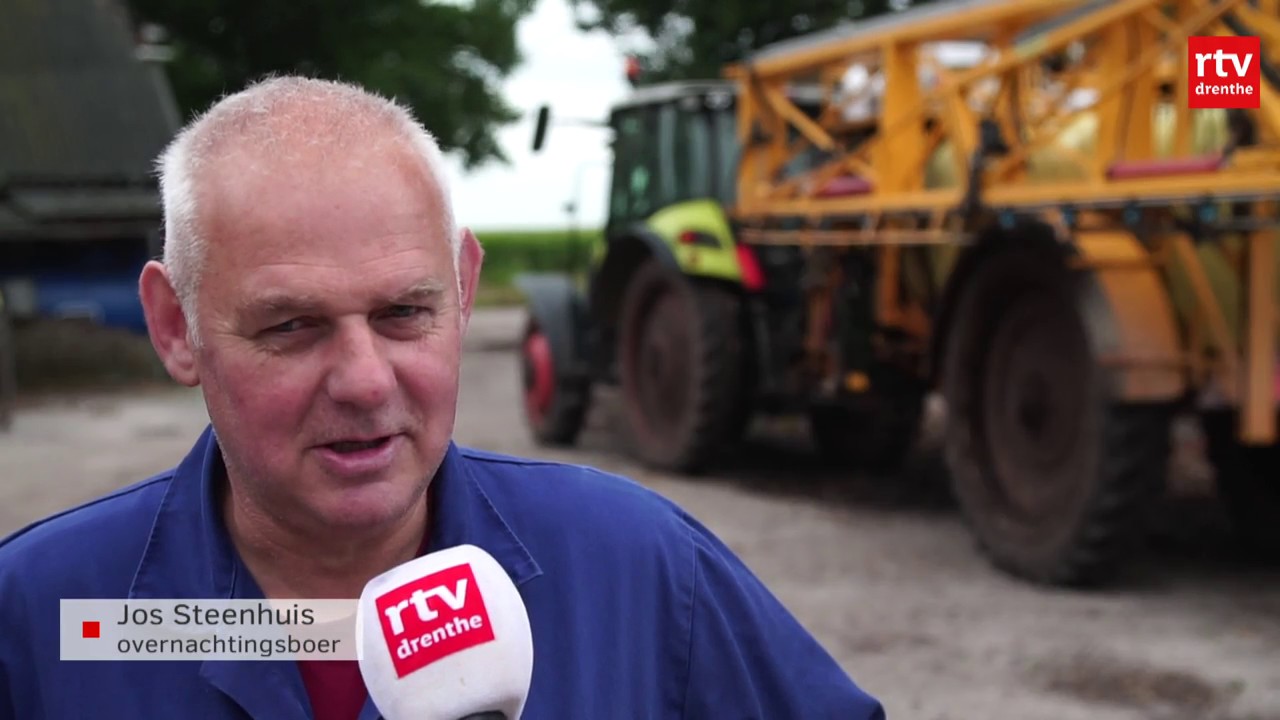 Belgen trekken met paard en wagen door Drenthe