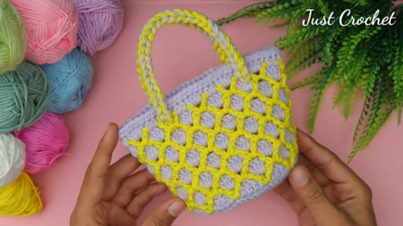 AMAZING! Never seen such a beautiful crochet bag! It's a very easy and very pretty Crochet.