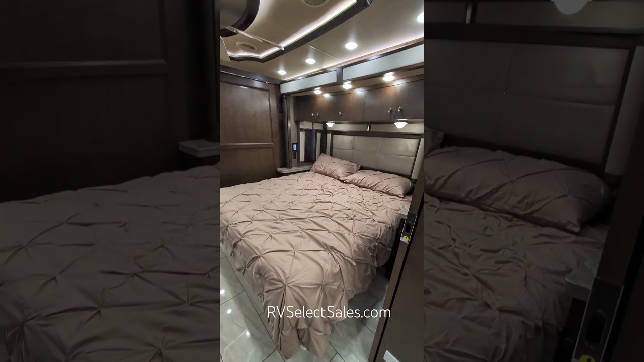 Автодом Tiffin Zephyr с пробегом всего 16 000 миль доступен в магазине RV Select в Сеффнере, Флор...